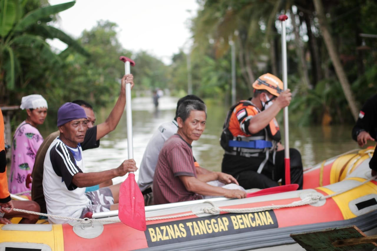 Terjun ke Cilacap, BAZNAS Langsung Bagikan Bantuan kepada Korban Terdampak Banjir